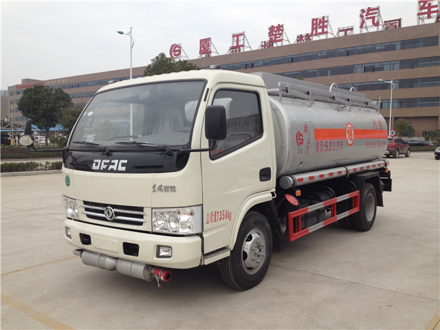 東風(fēng)銳鈴5噸油罐車